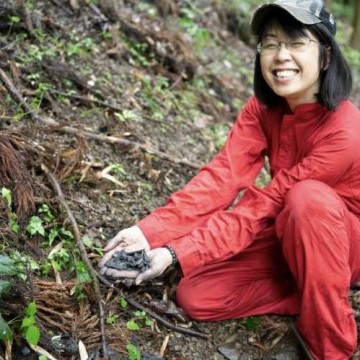田中優子さん炭まき